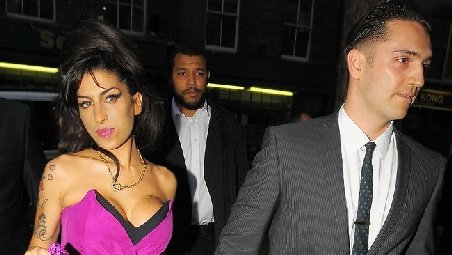 Amy Winehouse era logodită în secret şi intenţiona să adopte o fetiţă din Caraibe 