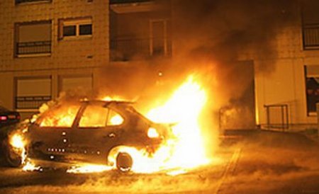 Bărbatul care i-a incendiat maşina lui Miţă de la „Bere gratis“ a fost arestat pentru 29 de zile