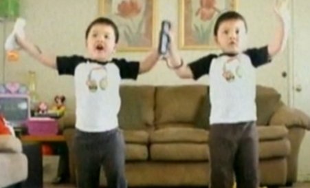 Demonstraţie de dans a doi gemeni, în timp ce se joacă pe o consolă Wii