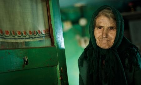 Moartă de foame? O bătrână, găsită decedată în casă. Asistentul social care o îngrijea se afla în concediu