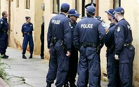 Bomba prinsă de gâtul australiancei de 18 ani, luată de poliţişti după 10 ore: Este un dispozitiv foarte sofisticat