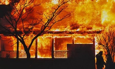 Caz şocant: O bâtrână şi trei copii, încuiaţi în propria casă. Locuinţa a fost apoi incendiată