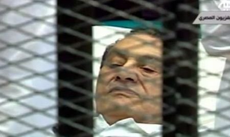 Hosni Mubarak a fost adus în sala de judecată într-o cuşcă, pe targă. Acesta a pledat &quot;nevinovat&quot;