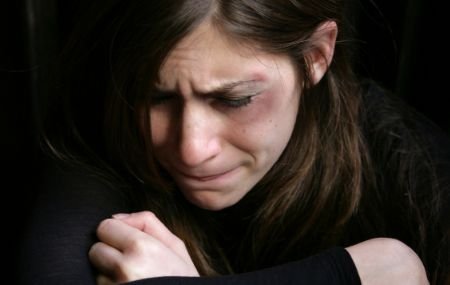 O fată de 14 ani din Iaşi, violată de şase bărbaţi