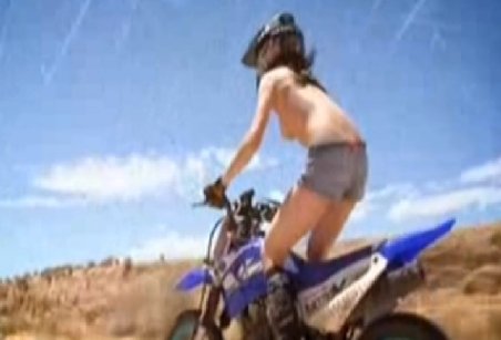 Şedinţă foto inedită cu modele topless pe motociclete de teren