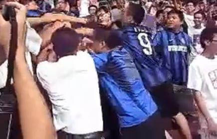 Un fan al lui AC Milan, dezbrăcat şi agresat de suporterii interişti din Beijing