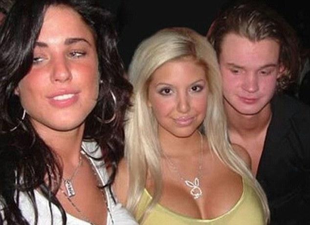 Nu le-ar fi ruşine! Foto cu bărbaţi care se uită în decolteul femeilor 103543