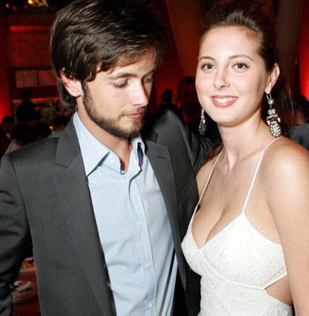 Nu le-ar fi ruşine! Foto cu bărbaţi care se uită în decolteul femeilor 103544