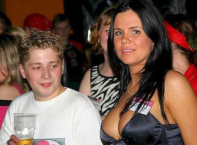 Nu le-ar fi ruşine! Foto cu bărbaţi care se uită în decolteul femeilor 103545