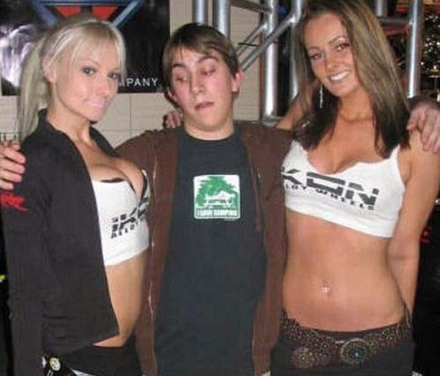 Nu le-ar fi ruşine! Foto cu bărbaţi care se uită în decolteul femeilor 103548