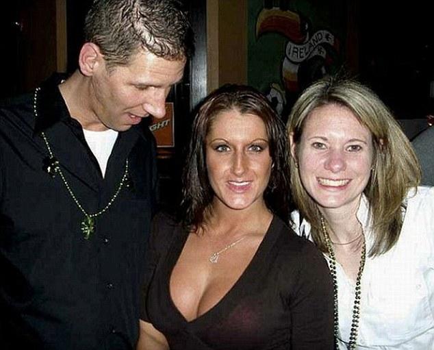 Nu le-ar fi ruşine! Foto cu bărbaţi care se uită în decolteul femeilor 103550