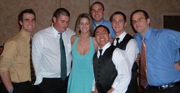 Nu le-ar fi ruşine! Foto cu bărbaţi care se uită în decolteul femeilor 103551