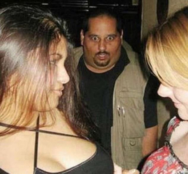 Nu le-ar fi ruşine! Foto cu bărbaţi care se uită în decolteul femeilor 103552