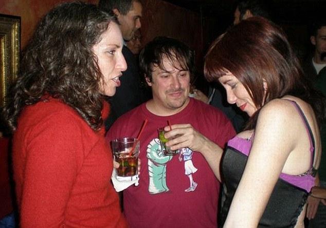 Nu le-ar fi ruşine! Foto cu bărbaţi care se uită în decolteul femeilor 103553