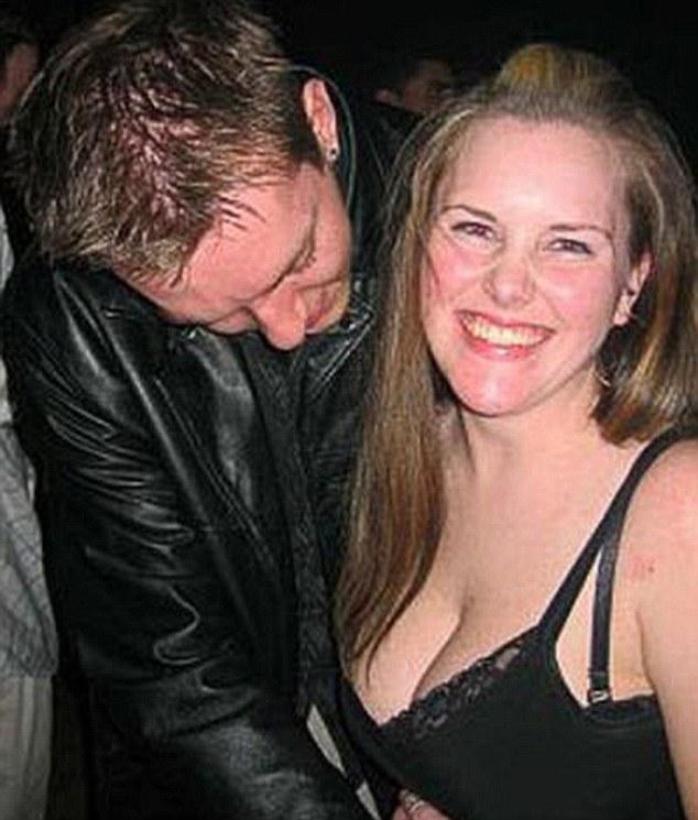 Nu le-ar fi ruşine! Foto cu bărbaţi care se uită în decolteul femeilor 103554