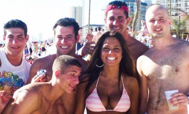 Nu le-ar fi ruşine! Foto cu bărbaţi care se uită în decolteul femeilor 103556