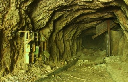 Un tânăr de 29 de ani, găsit mort într-o galerie de mină din zona localităţii Roşia Montană
