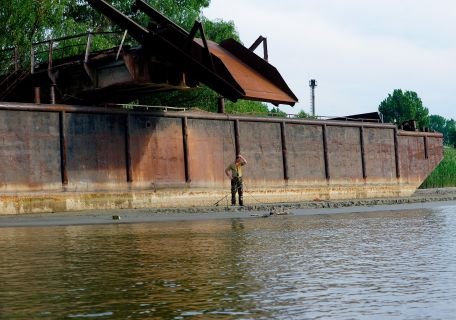 Cinci tineri au pornit pe Dunăre pe o plută fabricată din 1.500 de peturi de plastic