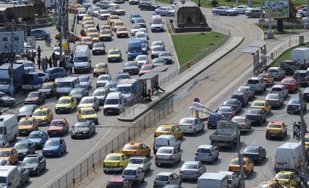 Circulaţia pe Autostrada Soareului, îngreunată din cauza numărului mare de turişti