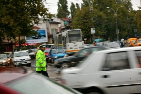 Un şofer din Târgu Jiu s-a bătut cu doi poliţişti în trafic. Vezi aici de ce 