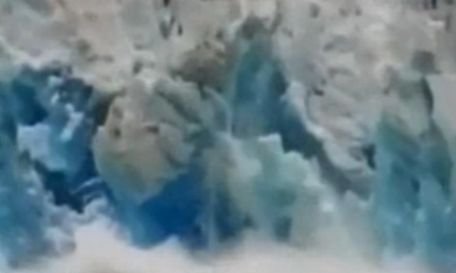Imagini spectaculoase. Un gheţar din Alaska s-a rupt chiar în faţa turiştilor