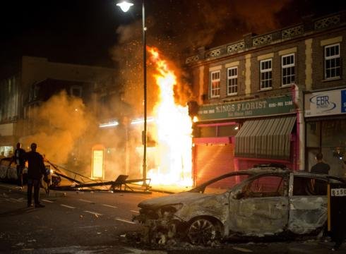 Violenţe la Londra. Trei maşini de poliţie, un autobuz şi o clădire au fost incendiate