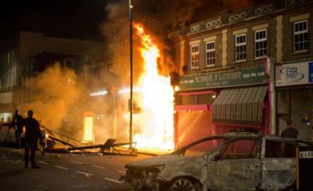 A treia noapte de confruntări la Londra. Tinerii au devastat magazine şi au incendiat maşini