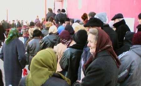 Noi cozi la ajutoare: Sute de bătrâni din Constanţa s-au trezit cu noaptea în cap pentru un pachet cu mâncare