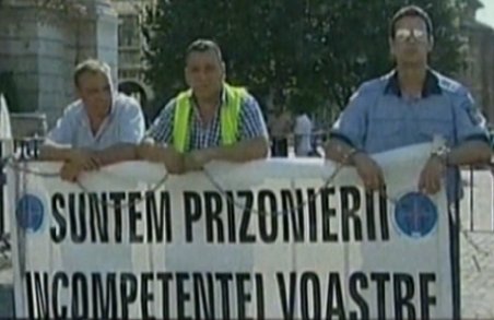 Protest neaşteptat în Capitală: Trei poliţişti s-au legat cu lanţuri în faţa Ministerului de Interne