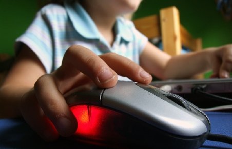 Cinci tineri din Olt sunt cercetaţi de procurorii DIICOT pentru pornografie infantilă
