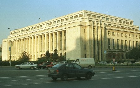Consolidarea clădirii Guvernului constă în două fântâni arteziene