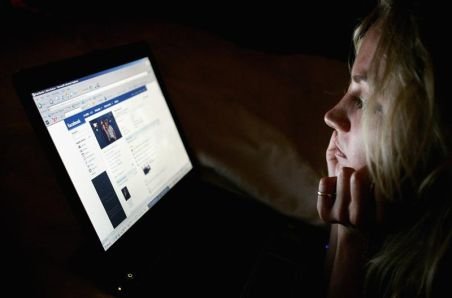 Excesul de Facebook la adolescenți cultivă narcisismul și comportamente anti-sociale