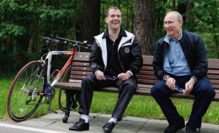 Tinerii ruși s-au plimbat pe biciclete duble prin Moscova pentru a susține tandemul Putin-Medvedev