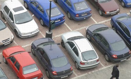 Piatra Neamţ: Şofer amendat, pentru că aparatul de taxat dintr-o parcare era defect