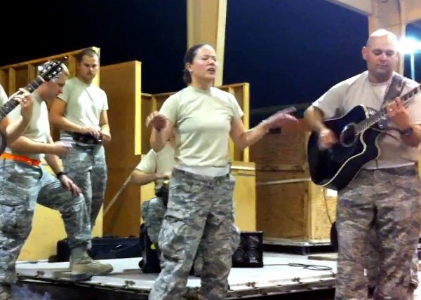 Soldaţii au talent! O femeie pilot cântă incredibil, acompaniată de colegii ei