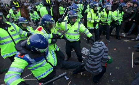 Violenţele de la Londra se extind şi în oraşele Manchester şi Birmingham