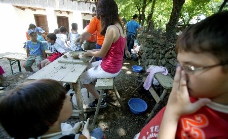 Braşov. 26 de elevi aflaţi într-o deplasare cu şcoala au făcut toxiinfecţie alimentară