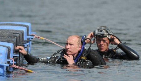 Premierul rus Vladimir Putin, în postura de scafandru. Vezi ce promovează