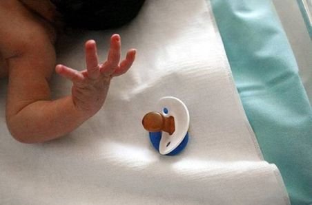 Prima generaţie de bebeluşi născuţi gata drogaţi cu etnobotanice