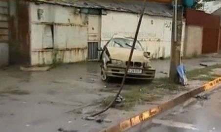 Un şofer din Bucureşti a scăpat cu viaţă după ce maşina i s-a rupt în două