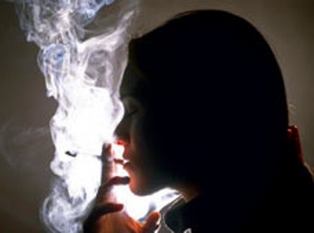 Studiu: Femeile fumătoare sunt cu 25% mai predispuse la boli de inimă şi plămâni decât bărbaţii