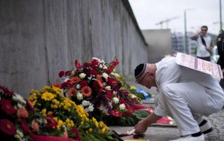 Berlinul marchează 50 de ani de la construirea Zidului care a împărţit oraşul în două 104292