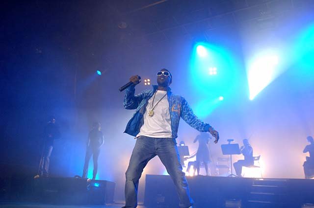 Rapperul american Kanye West a căzut pe scenă, în timpul unui concert