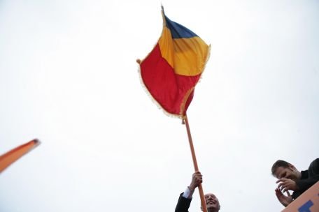 România, ţara în care se anunţă creşterea veniturilor când se taie salariile