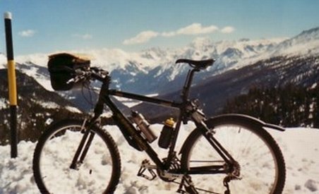 A început prima ediţie a maratonului de biciclete montane Trans Alpin Bike