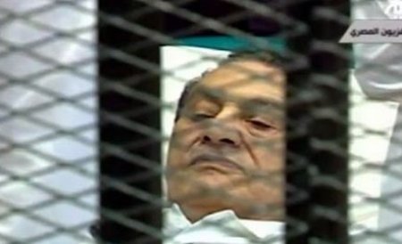 Procesul lui Mubarak continuă. Fostul preşedinte egiptean a fost adus pe targă la tribunal