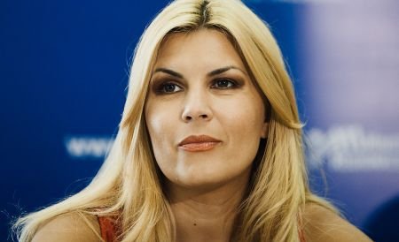 Elena Udrea: Am primit cadou rochia de la soţul meu. Femeile sunt discriminate în politică