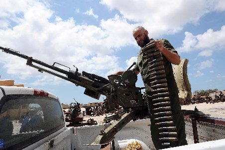 Rebelii din Libia au capturat oraşe strategice în jurul capitalei Tripoli