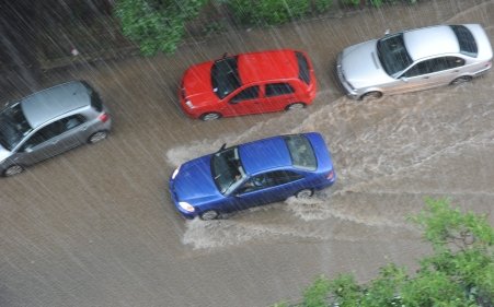 Zalău. O ploaie de zece minute a inundat mai multe gospodării şi străzile din oraş