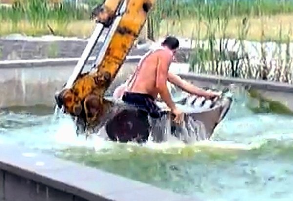 Distracţie ungurească: Cu excavatorul în piscină